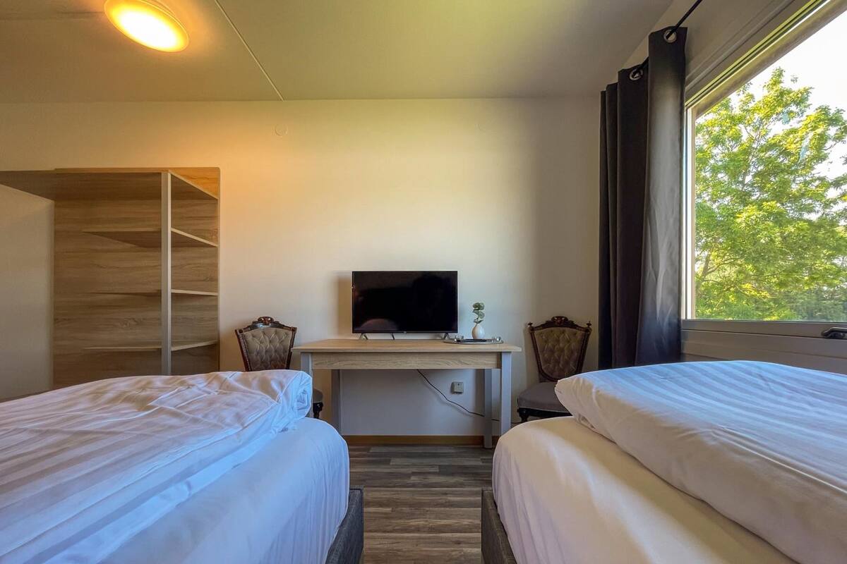 Schreibtisch, Verdunkelungsvorhänge, schallisolierte Zimmer