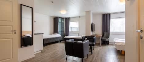 Muebles diferentes, escritorio y cortinas blackout