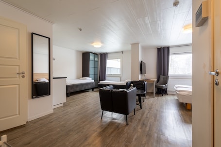 Muebles diferentes, escritorio y cortinas blackout