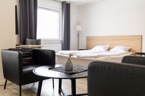 Studio (X-Large) | Individuelt innredet, skrivebord, blendingsgardiner og lydisolert
