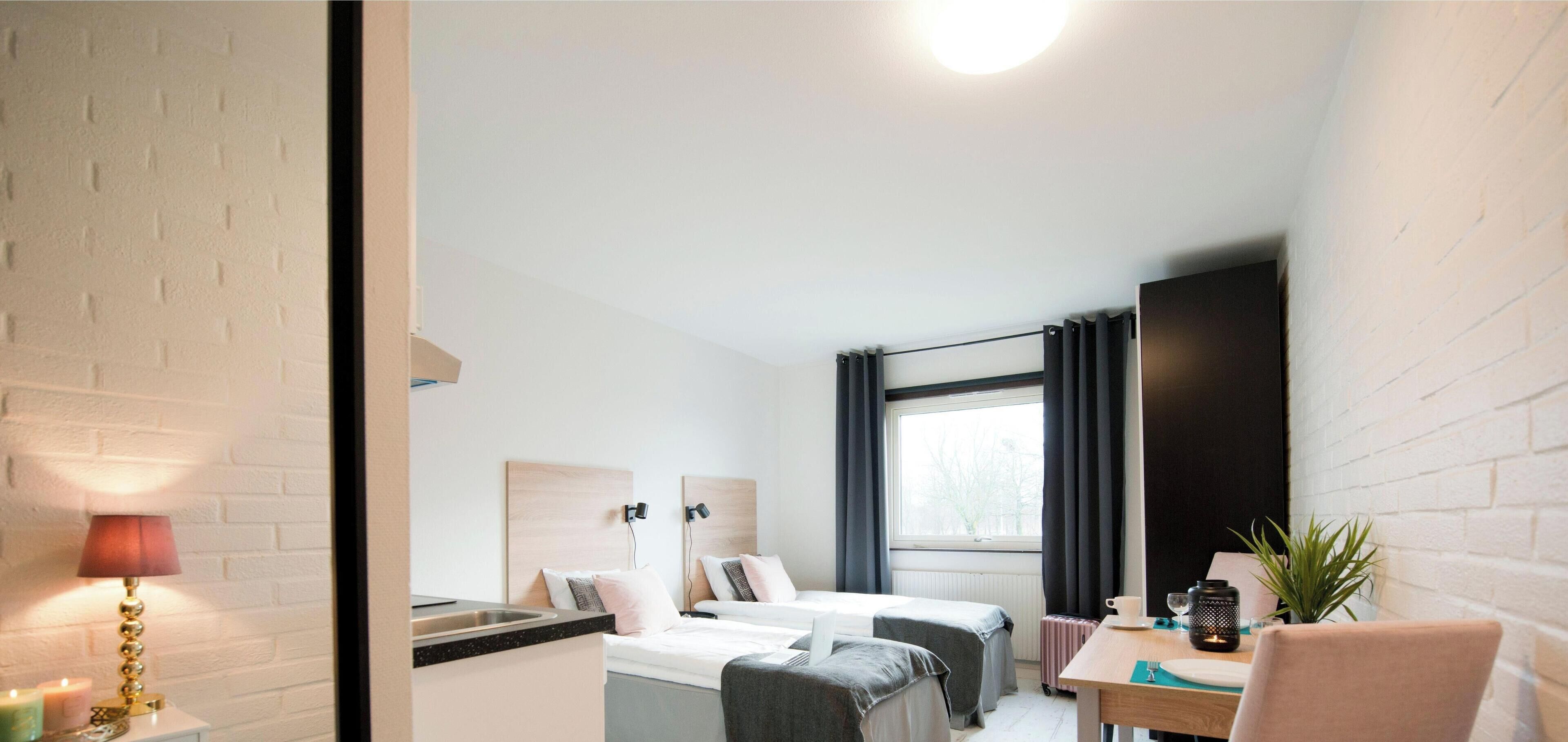 Individuelt innredet, skrivebord, blendingsgardiner og lydisolert