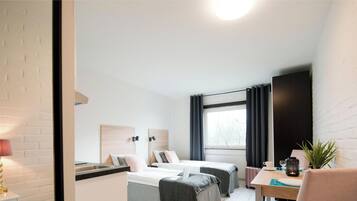 Individuelt innredet, skrivebord, blendingsgardiner og lydisolert