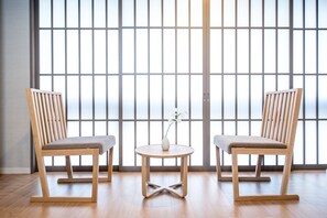 スーペリアクイーンルーム | 高級寝具、デスク、遮光カーテン、防音設備