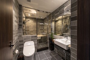 Kostenlose Toilettenartikel, Haartrockner, Hausschuhe, Bidet