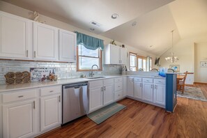 Full-size fridge, microwave, oven, stovetop