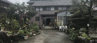 Een huis met een landelijke tuin