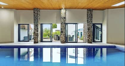 No5 Highpoint luxury townhouse ,2 en-suite bedrooms onsite indoor swimming pool