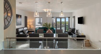 No5 Highpoint luxury townhouse ,2 en-suite bedrooms onsite indoor swimming pool