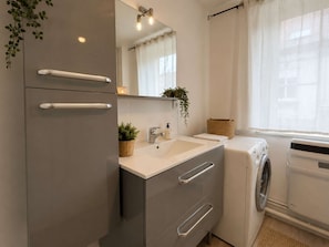 Douche, séchoir à cheveux, serviettes fournies