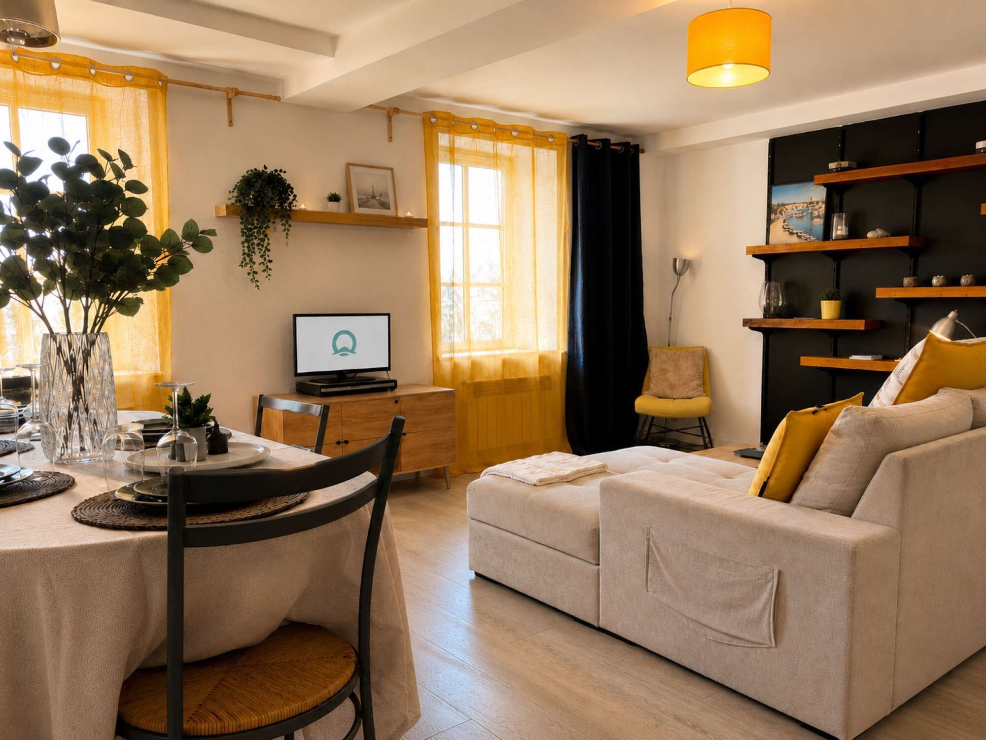 Een woonkamer met een bank, een eettafel met stoelen, een televisie en een plant.