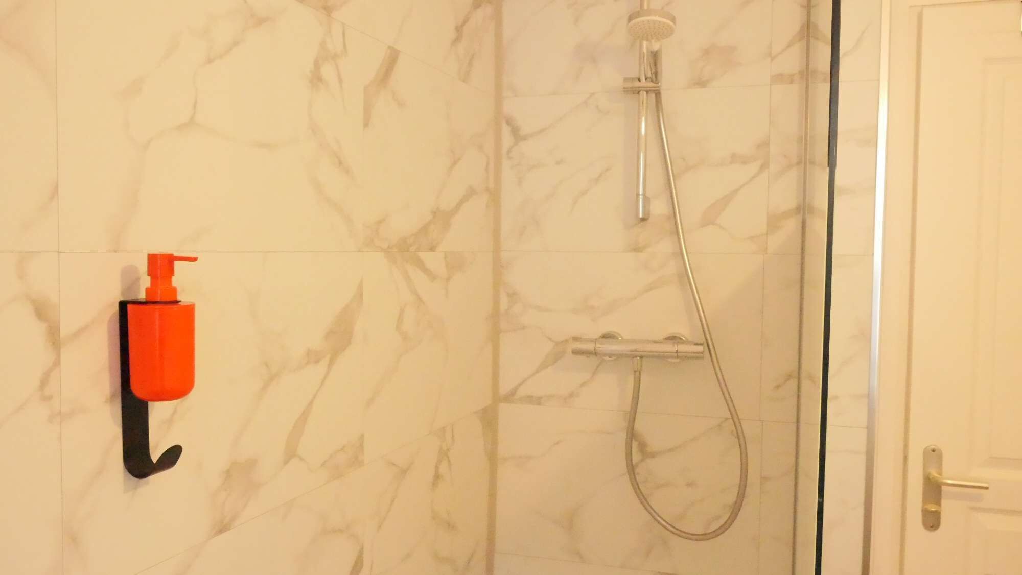 Een douche, een haardroger, handdoeken