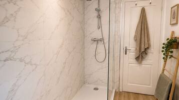 Douche, sèche-cheveux, serviettes fournies