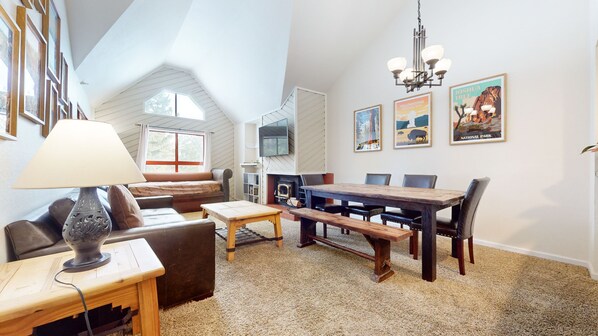 Dining - Spacious & Bright Condo with Air Conditioning! Near Walking/ Biking Trails (Mammoth Lakes)