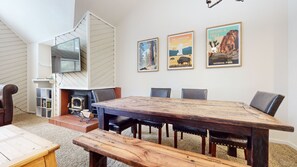 Dining - Spacious & Bright Condo with Air Conditioning! Near Walking/ Biking Trails (Mammoth Lakes)