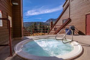 Relax in the hot tub on the balcony with a breathtaking mountain view.