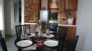 City Studio Suite | In-room dining - Cityscape (Warsaw)