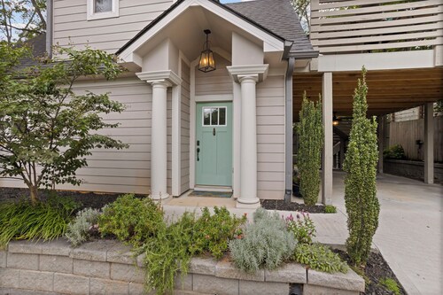 The Burrow-cozy boutique studio walkable to downtown