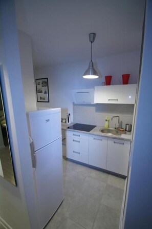 ثلاجة، فرن، موقد طهي مسطح، غلّاية كهربائية