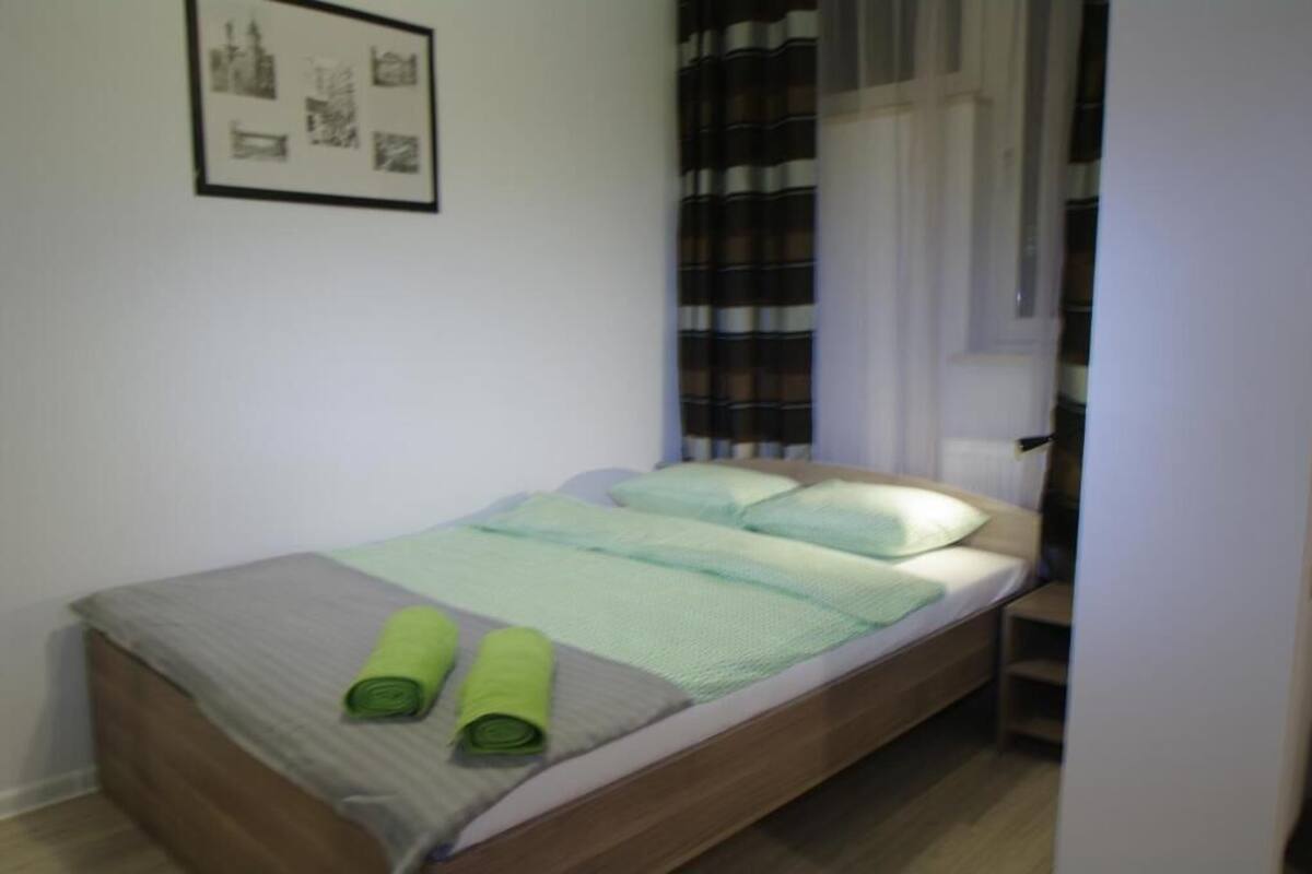 Apartament urbà (3) | 1 dormitori, planxa i posts de planxar, wifi gratuïta i roba de llit
