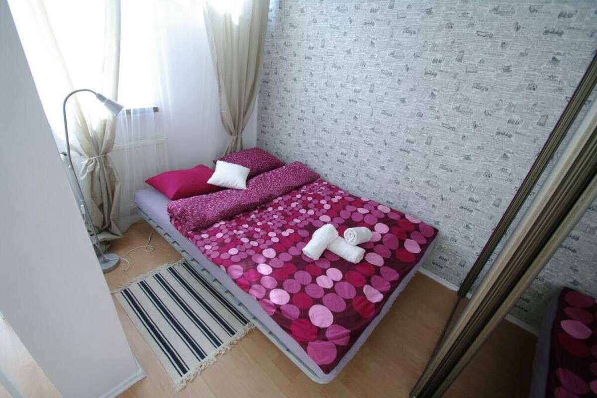 Apartament urbà (2) | 1 dormitori, planxa i posts de planxar, wifi gratuïta i roba de llit