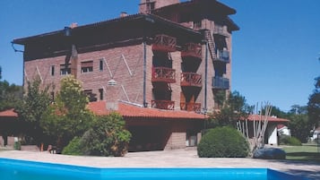 Seasonal outdoor pool, pool umbrellas