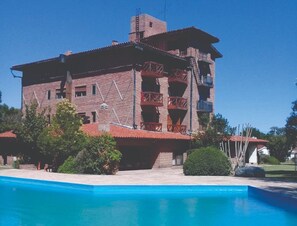 Piscina externa sazonal, guarda-sóis