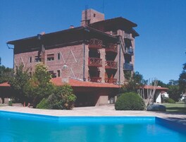 Una piscina al aire libre de temporada, sombrillas