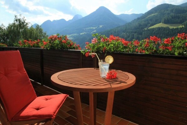 Outdoor dining - Rustic apartment in the Dolomites (Abfaltersbach)