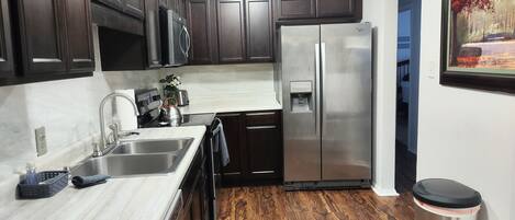 Een koelkast, een microgolfoven, een oven, een kookplaat