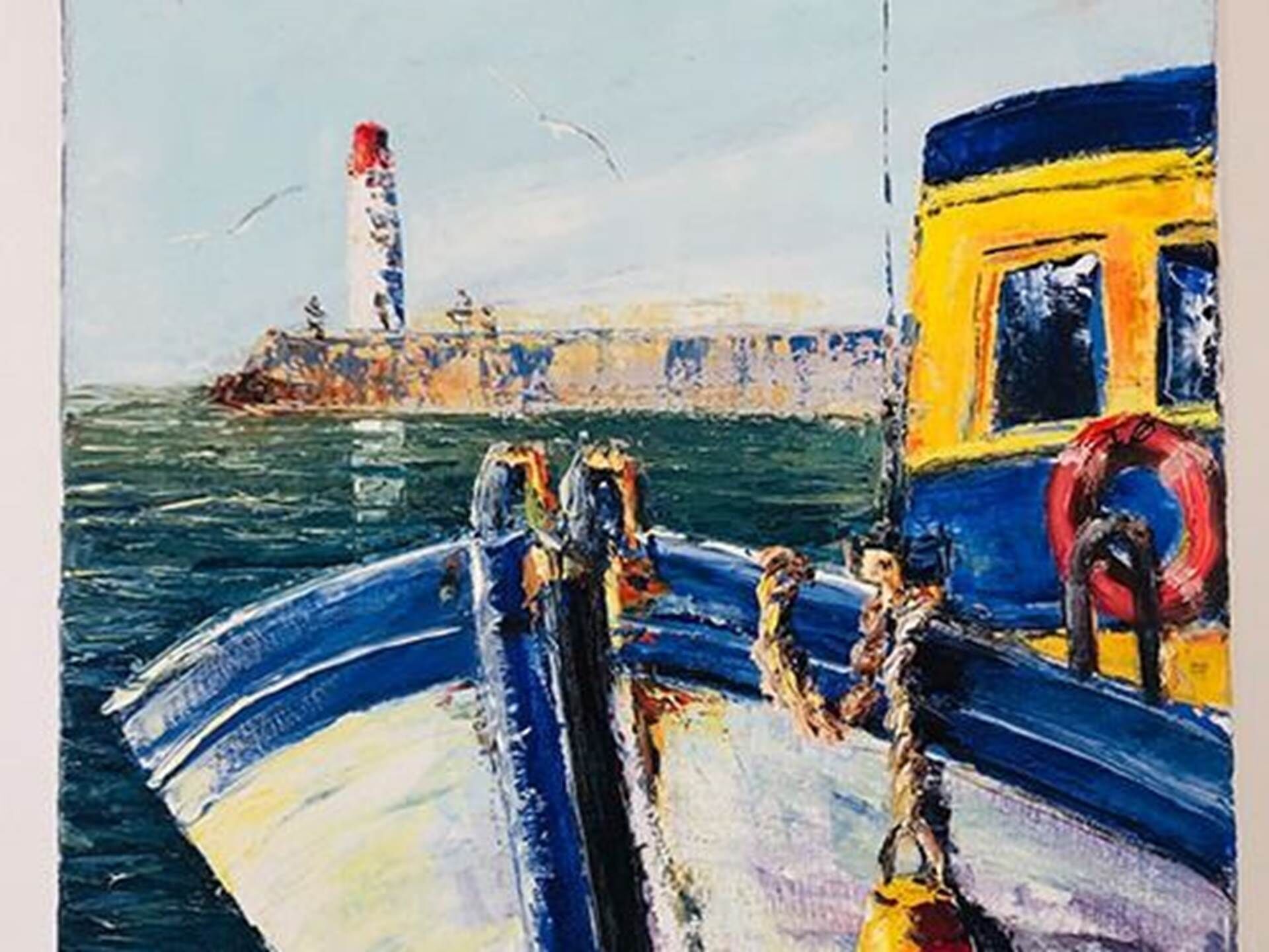 Een boot met een reddingsboei en een vuurtoren op de achtergrond.