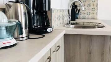 Fridge, microwave, oven, coffee/tea maker