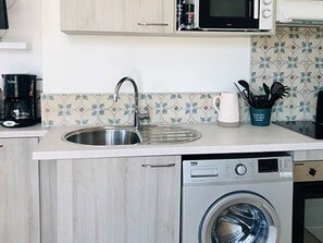 Réfrigérateur, micro-ondes, four, cafetière/bouilloire