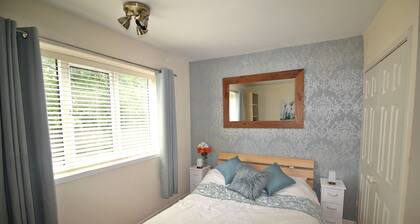 Boswell - Large Balcony Apartment & Parking - Close to Town & Racecourse