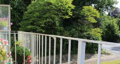 Boswell - Large Balcony Apartment & Parking - Close to Town & Racecourse