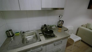 Appartement Ville | Cuisinette privée | Réfrigérateur, surface de cuisson, bouilloire électrique