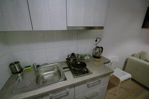 Kaupunkihuoneisto | Yksityinen keittonurkkaus | Jääkaappi, liesi, vedenkeitin, keittoastiat/astiat/ruokailuvälineet