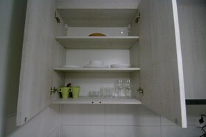 Kaupunkihuoneisto | Yksityinen keittonurkkaus | Jääkaappi, liesi, vedenkeitin, keittoastiat/astiat/ruokailuvälineet