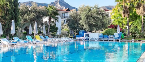 Kapalı yüzme havuzu, sezonluk açık havuz, ücretsiz havuz kabinleri