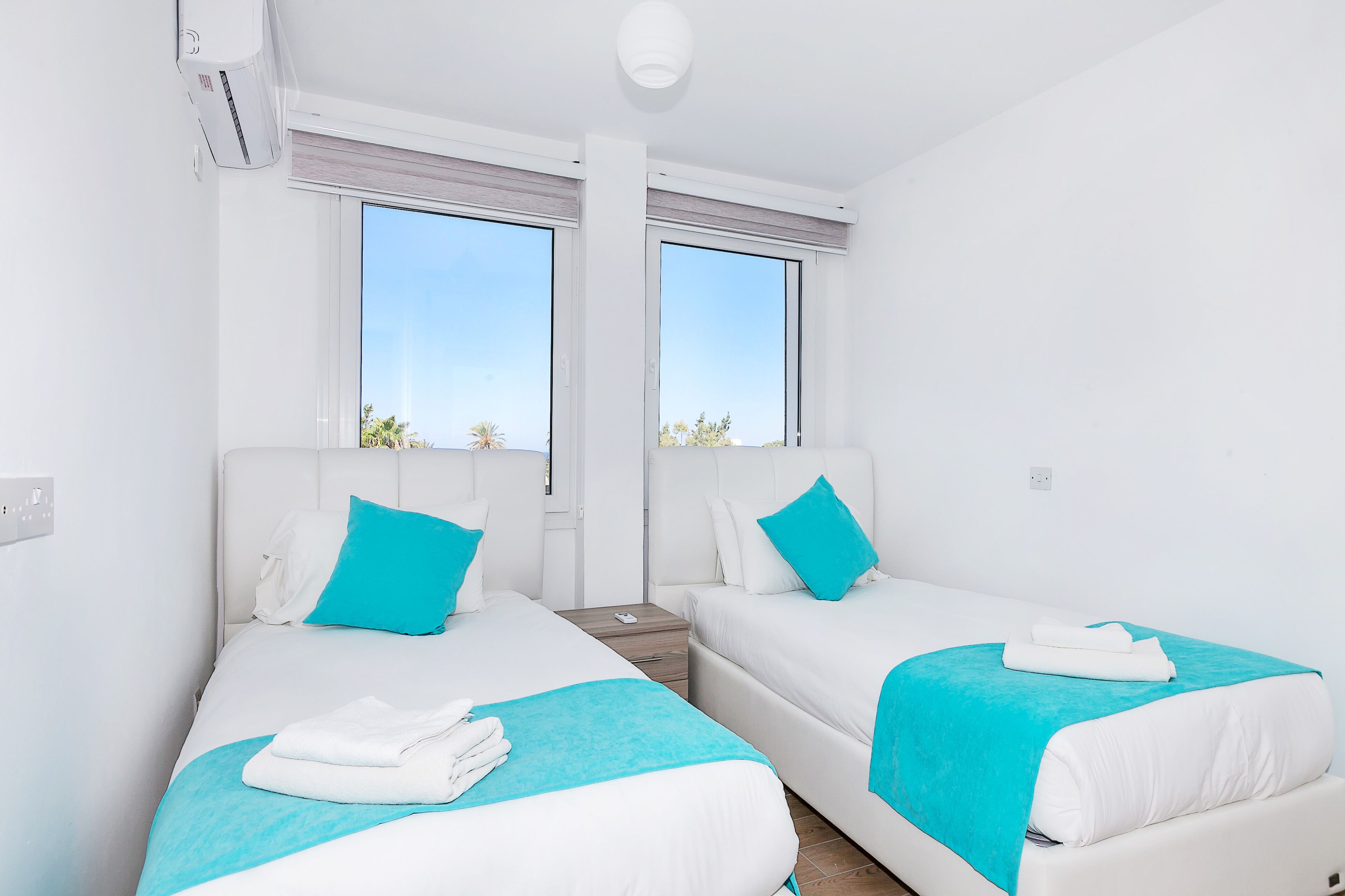 Minibar, odada kasa, çarşaf takımı 