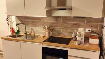 Appartement Supérieur | Cuisine privée | Micro-ondes dans l'espace commun, plaque de cuisson, machine à expresso