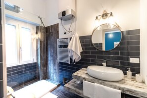Apartamento superior | Banheiro | Chuveiro, chuveiro com efeito de chuva, produtos de toalete grátis 