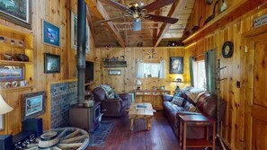 Televisie, een open haard en een kantoor