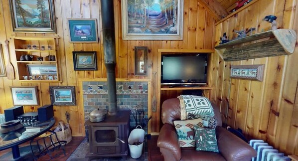 Televisión, chimenea y oficina