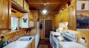 Cafetera y tetera, refrigerador, microondas y horno