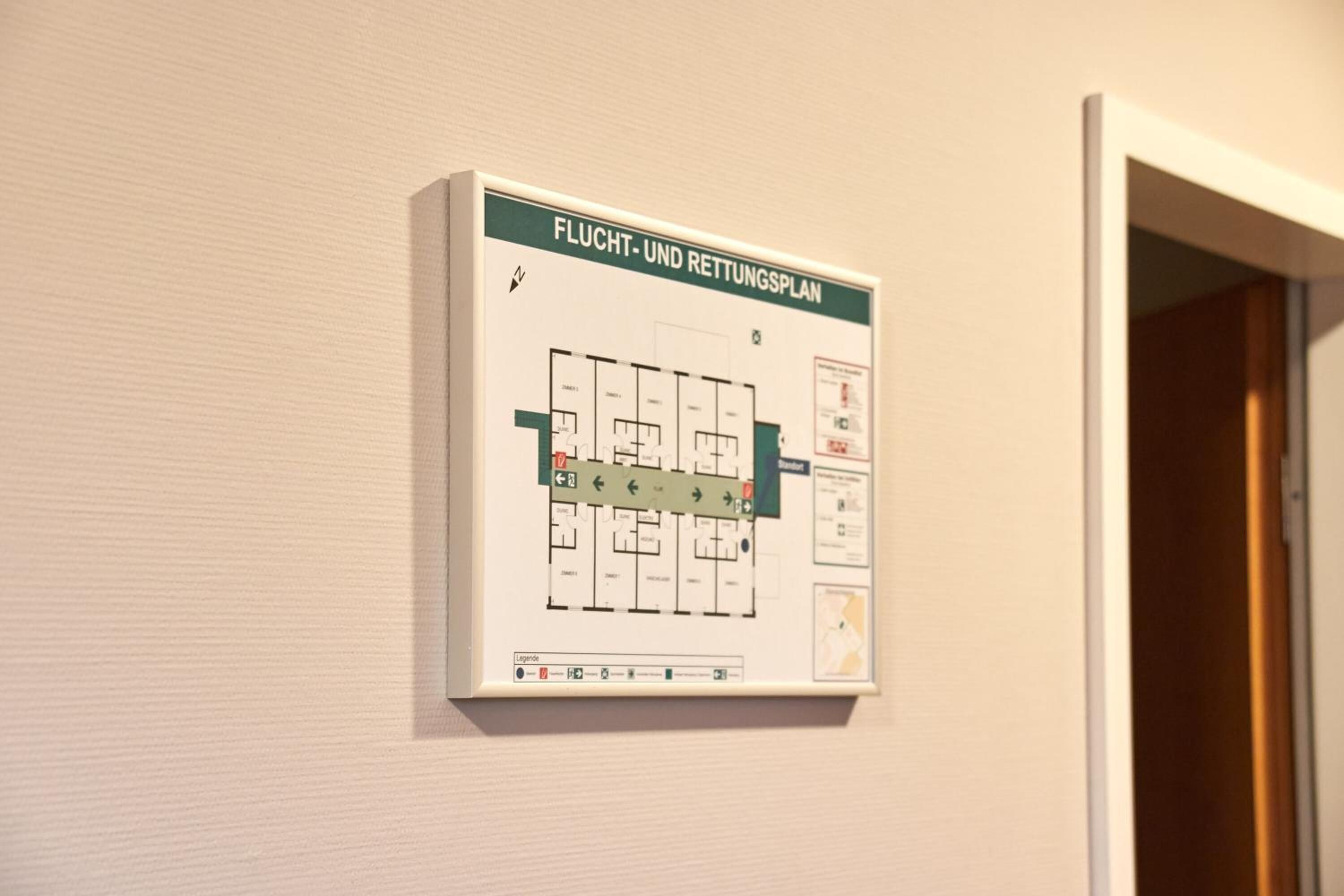 Een plattegrond van de kamers, voorzien van labels en pijlen die de richting aangeven.