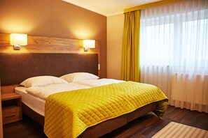 Premium-sengetøj, senge med topmadrasser, pengeskab på værelset