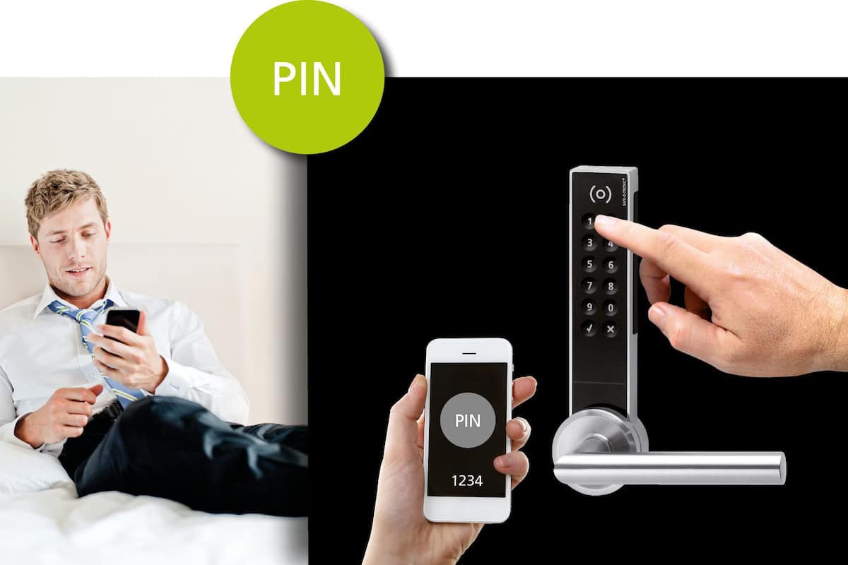 Eine Person bedient ein Smartphone, um ein Türschloss zu öffnen, wobei eine PIN-Eingabe gezeigt wird.