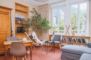 Coin salon dans le hall