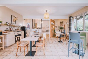 Se ofrece un desayuno bufé todos los días (por un coste adicional)