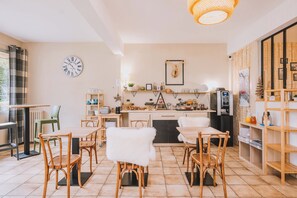 بوفيه فطور يوميًا بتكلفة قدرها (11 EUR للشخص)